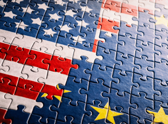 Ein Puzzle bestehend aus einer amerikanischen und einer europäischen Flagge